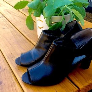 These Life Stride Simply Comfort “Constance” black pumps with 3.5 heels